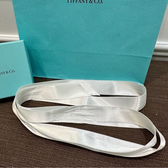 Authentic Tiffany & Co. jewellery gift box with matching gift bag and ribbon - Picture 5 of 9